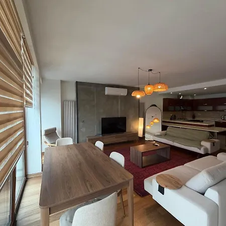 Spacious 3br Gem, Elevator, Cozy Area