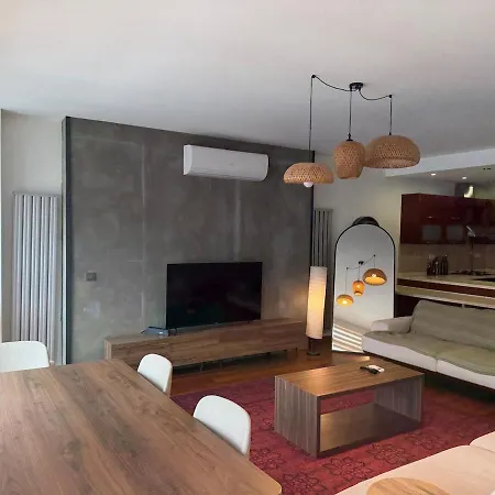 Spacious 3br Gem, Elevator, Cozy Area Lejlighed