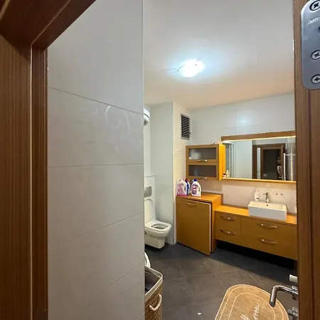 Spacious 3br Gem, Elevator, Cozy Area Lejlighed *